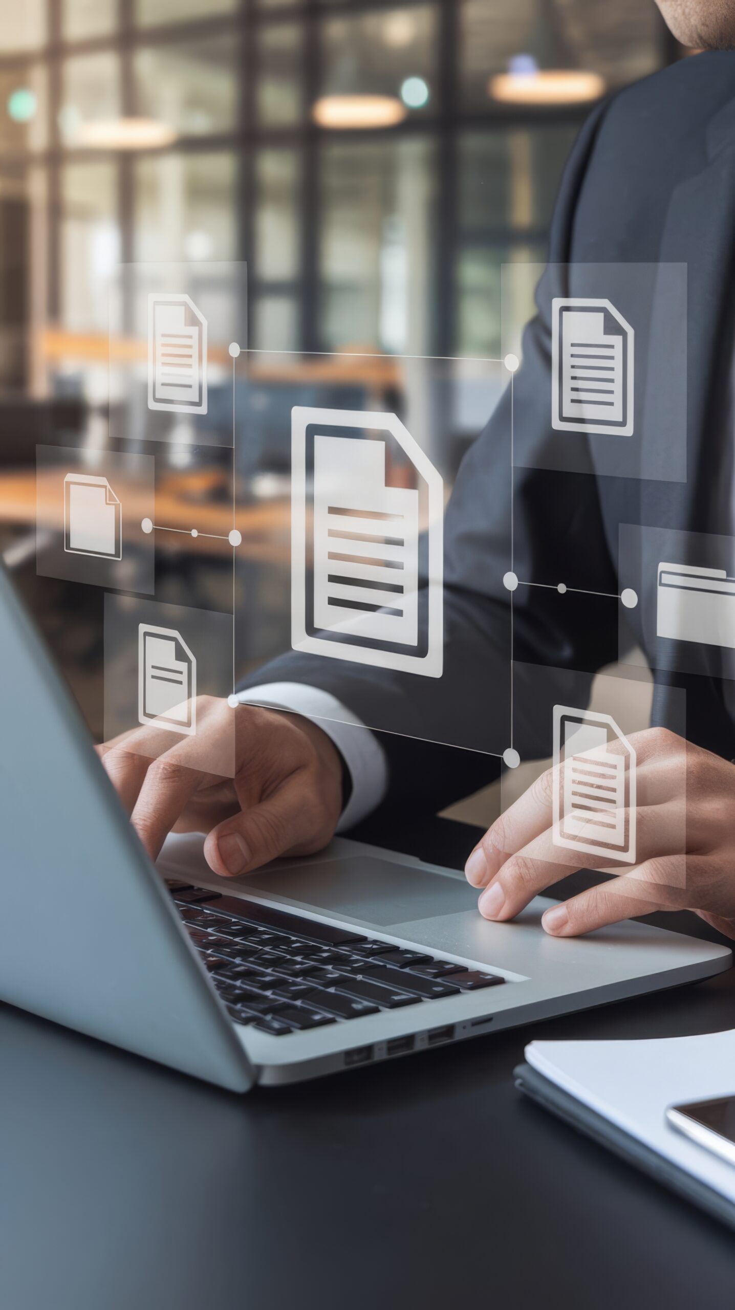 um-empresario-trabalhar-num-computador-portatil-com-icones-de-documentos-eletronicos-e-gestao-de-documentos-e-o